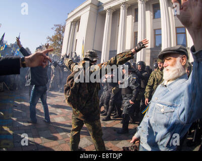 Kiew, Ukraine. 14. Oktober 2014. Kollision von Ultraradicals und der Polizei. --"Rechten Sektor" und "Freiheit" verleugnen Provokationen bei der Verkhovna Rada. Rund 30 Demonstranten begann Soldaten der Nationalgarde Pflastersteine am Bau des Verkhovna Rada werfen. Die Demonstranten forderten das Verbot der kommunistischen Partei und die Anerkennung von der Ukrainischen Aufstandsarmee kriegführenden im zweiten Weltkrieg. Bildnachweis: Igor Golovnov/Alamy Live-Nachrichten Stockfoto