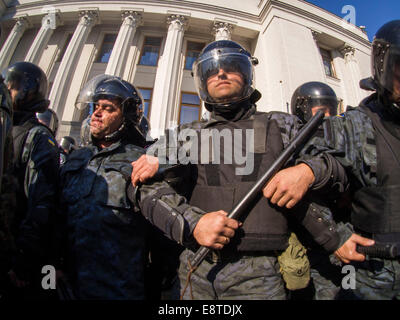 Kiew, Ukraine. 14. Oktober 2014. Kollision von Ultraradicals und der Polizei. --"Rechten Sektor" und "Freiheit" verleugnen Provokationen bei der Verkhovna Rada. Rund 30 Demonstranten begann Soldaten der Nationalgarde Pflastersteine am Bau des Verkhovna Rada werfen. Die Demonstranten forderten das Verbot der kommunistischen Partei und die Anerkennung von der Ukrainischen Aufstandsarmee kriegführenden im zweiten Weltkrieg. Bildnachweis: Igor Golovnov/Alamy Live-Nachrichten Stockfoto