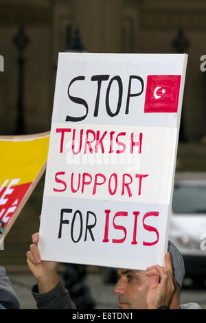 Liverpool, Großbritannien. 14th Oktober 2014. Schild „Stop Turkish Support for Isis“, das von Demonstranten gehalten wird, die durch das Stadtzentrum von Liverpool marschieren, um gegen die Terrorgruppe ISIS zu demonstrieren. Rund 300 Demonstranten marschierten entlang der Church Street, der Bold Street und der Renshaw Street, bevor sie vor der Lime Street Station einmarschierten. Sabiha Soylu nahm an dem marsch Teil, weil sie der Meinung ist, dass mehr getan werden muss, um kurdischen Kämpfern zu helfen - die mit schwer bewaffneten IS-Mililtanten kämpfen. Stockfoto