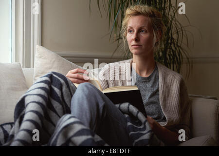 Eine Frau liest ein Buch Stockfoto