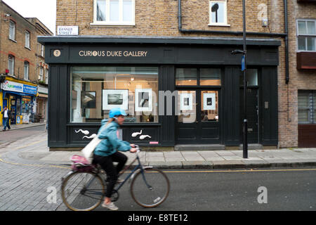 Ein Radfahrer übergibt die Neugierig Herzog Galerie an der Ecke Whitecross & Banner Straße auf einem trockenen Morgen in der Nähe des Barbican in der Londoner City. UK KATHY DEWITT Stockfoto