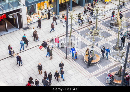 Menschen zu Fuß entlang der Zeil-Straße in Frankfurt am Main, Deutschland. Der Ort gehört zu den bekanntesten und meistbesuchten deutschen Straßen. Stockfoto