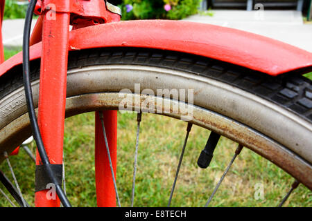 Nahaufnahme eines klassischen Singlespeed-Fahrrad-Rad und Reifen. Stockfoto