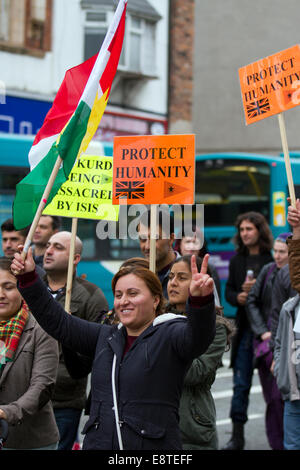 „Save Kobane“ & Protect Humanity Protesters; Ein protestmarsch durch das Stadtzentrum von Liverpool, um gegen die Terrorgruppe ISIS zu demonstrieren. Rund 300 Kurden marschierten entlang der Church Street, der Bold Street und der Renshaw Street, bevor sie vor der Lime Street Station einmarschierten. Sabiha Soylu nahm an dem marsch Teil, weil sie der Meinung ist, dass mehr getan werden muss, um kurdischen Kämpfern zu helfen - die mit schwer bewaffneten IS-Mililtanten kämpfen. Stockfoto