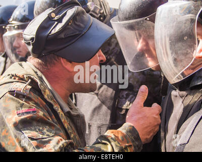 Kiew, Ukraine. 14. Oktober 2014. Mann im Gespräch mit einem Polizisten. --"Rechten Sektor" und "Freiheit" verleugnen Provokationen bei der Verkhovna Rada. Rund 30 Demonstranten begann Soldaten der Nationalgarde Pflastersteine am Bau des Verkhovna Rada werfen. Die Demonstranten forderten das Verbot der kommunistischen Partei und die Anerkennung von der Ukrainischen Aufstandsarmee kriegführenden im zweiten Weltkrieg. Bildnachweis: Igor Golovnov/Alamy Live-Nachrichten Stockfoto