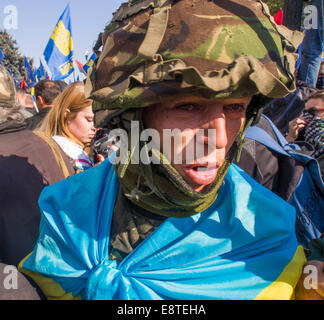 Kiew, Ukraine. 14. Oktober 2014. Kollision von Ultraradicals und der Polizei. --"Rechten Sektor" und "Freiheit" verleugnen Provokationen bei der Verkhovna Rada. Rund 30 Demonstranten begann Soldaten der Nationalgarde Pflastersteine am Bau des Verkhovna Rada werfen. Die Demonstranten forderten das Verbot der kommunistischen Partei und die Anerkennung von der Ukrainischen Aufstandsarmee kriegführenden im zweiten Weltkrieg. Bildnachweis: Igor Golovnov/Alamy Live-Nachrichten Stockfoto