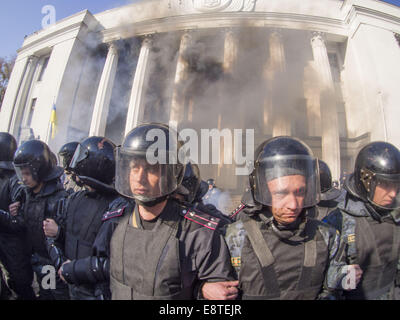 Kiew, Ukraine. 14. Oktober 2014. Ukrainische Nationalisten haben Rauch-Kanister und Steinen bei Bereitschaftspolizei bei Zusammenstößen vor dem Parlament in Kiew geschleudert. Gewalt brach aus, als die Demonstranten forderten, dass MPs ein Gesetz verabschieden um einen zweiten Weltkrieges nationalistische Gruppe zu erkennen, die sowjetischen Streitkräfte gegen. 15 Polizisten wurden verletzt und mindestens 50 Demonstranten wurden verhaftet, des ukrainischen Innenministeriums sagte. M/s haben nicht gestimmt, der Kriegszeit ukrainischen Aufständischen Armee (UPA) zu erkennen. Bildnachweis: Igor Golovniov/ZUMA Draht/Alamy Live-Nachrichten Stockfoto