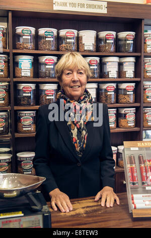 eine weibliche Tabakladen Dame verkauft, Tabak, Zigaretten, losen Tabak, Zigarren etc. aus ihrem Fachgeschäft in Brighton Stockfoto