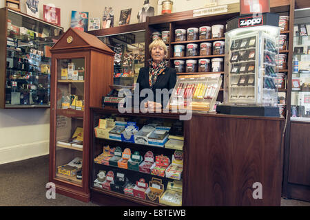 eine weibliche Tabakladen Dame verkauft, Tabak, Zigaretten, losen Tabak, Zigarren etc. aus ihrem Fachgeschäft in Brighton Stockfoto