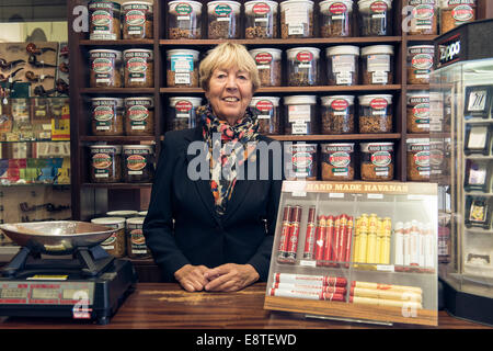 eine weibliche Tabakladen Dame verkauft, Tabak, Zigaretten, losen Tabak, Zigarren etc. aus ihrem Fachgeschäft in Brighton Stockfoto