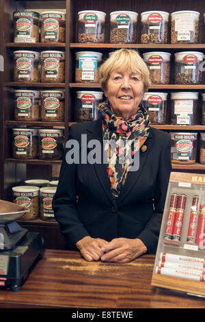 eine weibliche Tabakladen Dame verkauft, Tabak, Zigaretten, losen Tabak, Zigarren etc. aus ihrem Fachgeschäft in Brighton Stockfoto