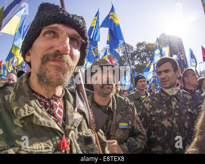 Kiew, Ukraine. 14. Oktober 2014. Ukrainische Nationalisten haben Rauch-Kanister und Steinen bei Bereitschaftspolizei bei Zusammenstößen vor dem Parlament in Kiew geschleudert. Gewalt brach aus, als die Demonstranten forderten, dass MPs ein Gesetz verabschieden um einen zweiten Weltkrieges nationalistische Gruppe zu erkennen, die sowjetischen Streitkräfte gegen. 15 Polizisten wurden verletzt und mindestens 50 Demonstranten wurden verhaftet, des ukrainischen Innenministeriums sagte. M/s haben nicht gestimmt, der Kriegszeit ukrainischen Aufständischen Armee (UPA) zu erkennen. Bildnachweis: Igor Golovniov/ZUMA Draht/Alamy Live-Nachrichten Stockfoto