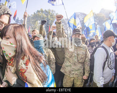 Kiew, Ukraine. 14. Oktober 2014. Ukrainische Nationalisten haben Rauch-Kanister und Steinen bei Bereitschaftspolizei bei Zusammenstößen vor dem Parlament in Kiew geschleudert. Gewalt brach aus, als die Demonstranten forderten, dass MPs ein Gesetz verabschieden um einen zweiten Weltkrieges nationalistische Gruppe zu erkennen, die sowjetischen Streitkräfte gegen. 15 Polizisten wurden verletzt und mindestens 50 Demonstranten wurden verhaftet, des ukrainischen Innenministeriums sagte. M/s haben nicht gestimmt, der Kriegszeit ukrainischen Aufständischen Armee (UPA) zu erkennen. Bildnachweis: Igor Golovniov/ZUMA Draht/Alamy Live-Nachrichten Stockfoto