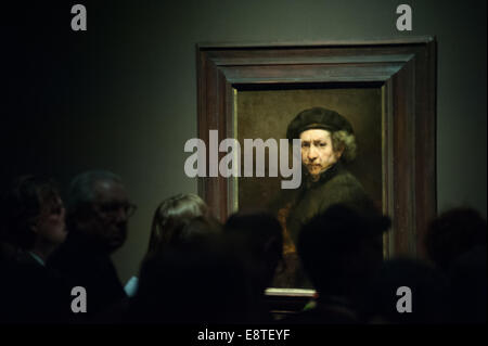 London, UK - 14. Oktober 2014: Leute betrachten "Self Portrait, 1659" in der Presse-Ansicht von "Rembrandt: The Late Works bei der National Gallery Eröffnung am 15. Oktober. © Piero Cruciatti/Alamy Live-Nachrichten Stockfoto