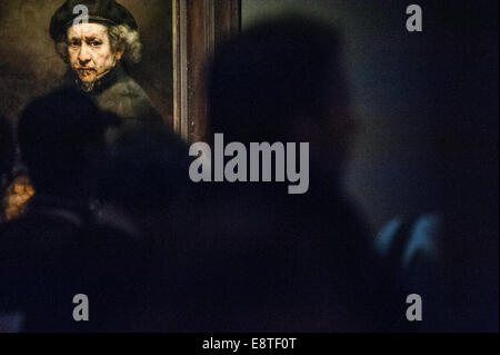 London, UK - 14. Oktober 2014: Leute betrachten "Self Portrait, 1659" in der Presse-Ansicht von "Rembrandt: The Late Works bei der National Gallery Eröffnung am 15. Oktober. Bildnachweis: Piero Cruciatti/Alamy Live-Nachrichten Stockfoto