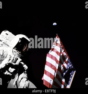 Geologe-Astronaut Harrison Schmitt, Pilot der Mondlandefähre von Apollo 17, ist neben der amerikanischen Flagge während Extravehicular Activity (EVA) von der Mission der NASA letzten Mondlandung der Apollo-Serie fotografiert. Das Foto wurde bei der Taurus-Littrow landin Stockfoto