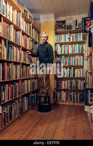 Ein Porträt von einem Antiquariat, gebrauchte Bücher in seinem Geschäft mit den Büchern angeordnet, fein säuberlich in den Regalen wie eine Bibliothek verkauft Stockfoto