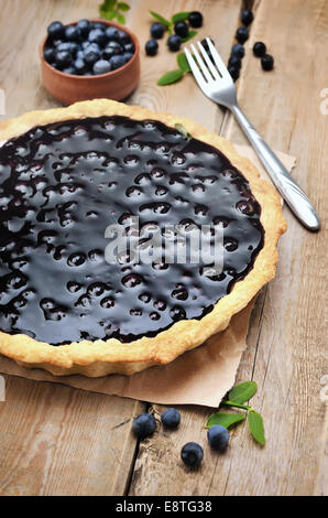 Blaubeerkuchen und frischen Beeren auf rustikalen Holztisch Stockfoto