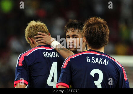 Singapur. 14. Oktober 2014. Brasiliens Neymar (C) Konsolen Japan Honda Keisuke (L) nach der freundlichen Fußball Spiel gegen Japan im Nationalstadion Singapurs am 14. Oktober 2014. Japan verlor 0-4. Bildnachweis: Dann Chih Wey/Xinhua/Alamy Live News Stockfoto