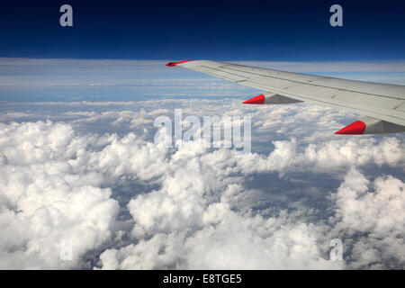 Blick aus dem Flugzeug Fenster von Cumulus Congestus Wolken. Stockfoto