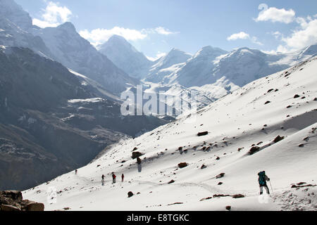 Wanderer auf die Annapurna Runde nähern Thorong La Pass, Nepal Stockfoto