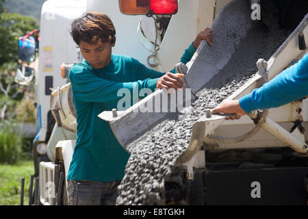 Eine junge burmesische Kerl Gießen Zement, Thailand Stockfoto