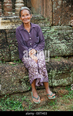 eine native kambodschanische Dame sitzt am Angkor Wat die UNESCO World Heritage Site in Südost-Asien Stockfoto