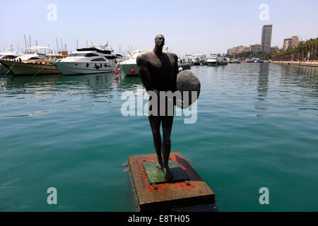 Skulptur von Esperanza dOrs, Rückkehr der "Ikarus" mit Surfbrett, Hafen von Alicante Stadt, Hauptstadt der Region Valencia, Spanien, Stockfoto