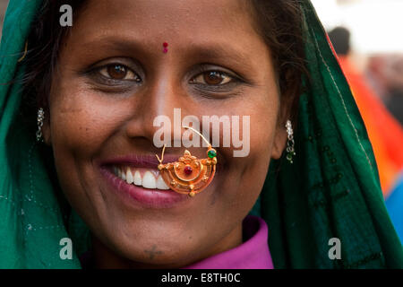 Porträt einer Garasia Frau lächelnd, Udaipur, Rajasthan, Indien hautnah Stockfoto