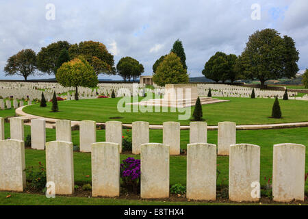 Zeilen des Krieges Grab Grabsteine auf Cabaret Rouge britischen Friedhof für die Soldaten des ersten Weltkriegs Commonwealth. Souchez Frankreich Europa Stockfoto