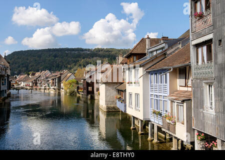 Malerische alte Häuser überhängenden Fluss Loue bei Ornans, Doubs, Franche Comte, Frankreich Stockfoto