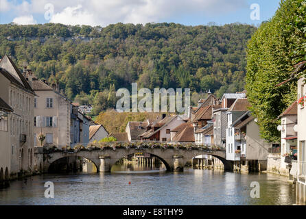 Blick entlang Fluss Loue zur Brücke in der Stadt unten Kalkstein Escarpment bilden die Loue-Tal. Ornans, Doubs, Franche-Comte, Frankreich Stockfoto