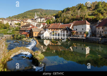 Landschaft mit Fluss Loue und mittelalterliche Brücke in malerischen Dorf eines Les Plus Beaux Dörfer de France. LODs, Loue-Tal, Doubs, Frankreich Stockfoto