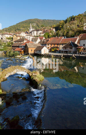 Fluss Loue und mittelalterliche Brücke in malerischen Dorf eines Les Plus Beaux Dörfer de France. LODs, Loue-Tal, Doubs, Frankreich Stockfoto