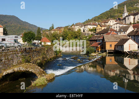 Wohnmobil von Fluss Loue und mittelalterliche Brücke im Dorf eines Les Plus Beaux Dörfer de France. Loue-Tal Lods Doubs Frankreich Stockfoto