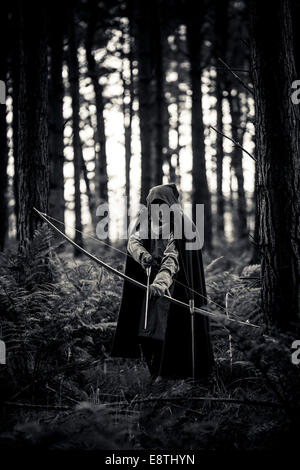 Tief im Wald steht ein Krieger bereit. Stockfoto