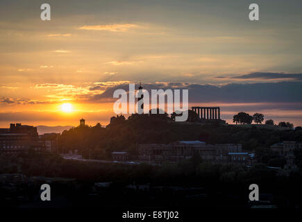 Edinburgh-Skyline bei Sonnenuntergang gesehen aus Salisbury Crags Stockfoto