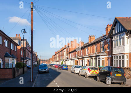 Typische Stadt Wohnstraße mit gemischten Stilen des Gehäuses im älteren Teil der Wiesen, Nottingham, England, Großbritannien Stockfoto