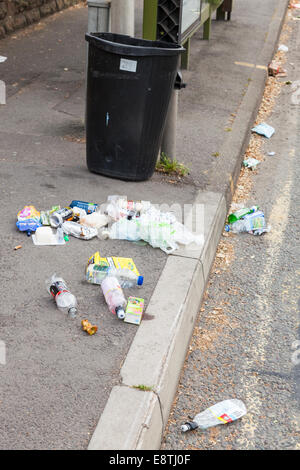 Müll auf der Straße neben einem vandalized Abfallbehälter, Nottinghamshire, England, Großbritannien Stockfoto