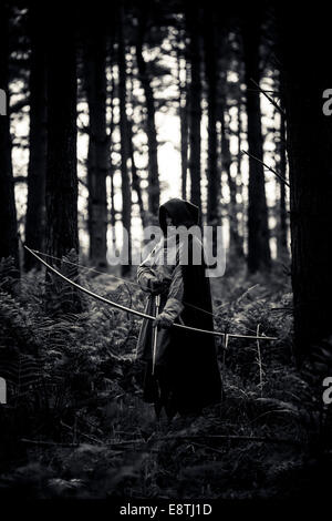 Tief im Wald steht ein Krieger bereit. Stockfoto