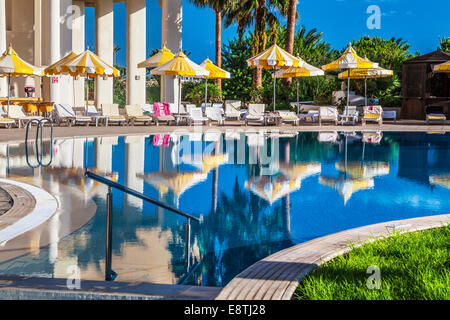 Blick auf den Poolbereich eines fünf-Sterne-Resort-Hotels in der Nähe von Port el Kantoui in Tunesien. Stockfoto