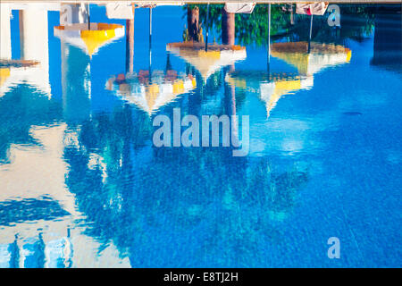 Reflexionen der Sonnenschirme am Pool in einem fünf-Sterne-Resort-Hotel in der Nähe von Port el Kantoui in Tunesien. Stockfoto