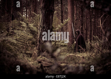 Tief im Wald steht ein Krieger bereit. Stockfoto