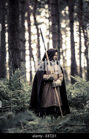 Tief im Wald steht ein Krieger bereit. Stockfoto