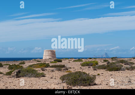 Formentera, Balearen: Blick auf theMediterranean Maquis und die gavina Tower, ein Wachturm im Jahre 1763 gebaut, um die Westküste der Insel zu steuern Stockfoto