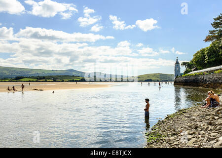 Mann in Fluss Dwyryd, in der Ferne Paddel-Boarder (mit freundlicher Genehmigung von Volvo Autos Sponsoring) an der Mündung am 7. September 2014 Stockfoto