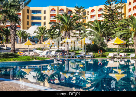 Blick auf den Poolbereich eines fünf-Sterne-Resort-Hotels in der Nähe von Port el Kantoui in Tunesien. Stockfoto