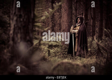 Tief im Wald steht ein Krieger bereit. Stockfoto