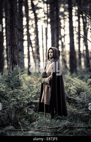 Tief im Wald steht ein Krieger bereit. Stockfoto