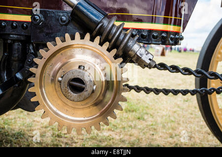 Messing-Zahnrad auf alten Dampftraktor Stockfoto